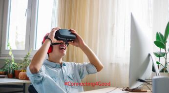 Junge trägt VR-Brille im Zimmer