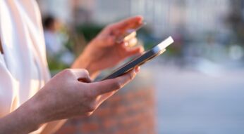 Menschliche Hand nutzt iPhone