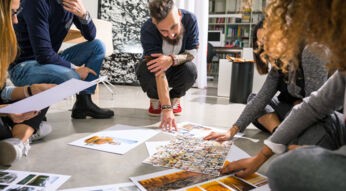 Team brainstormt über die Bilderauswahl