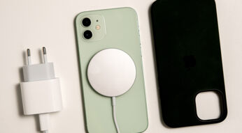 iPhone 12 mit MagSafe-Ladegerät