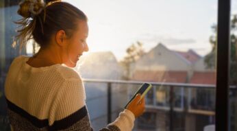 Frau schaltet ihr iPhone aus.