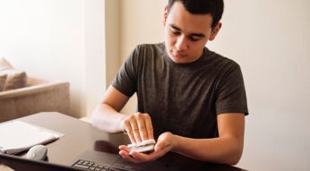 Junger Mann probiert neues Smartphone aus