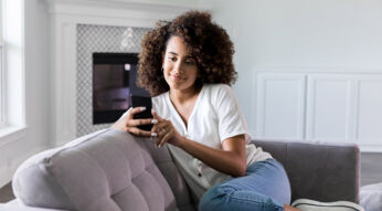 Frau ändert auf ihrem iPhone die App-Icons