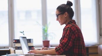 Frau öffnet GMX am Laptop.