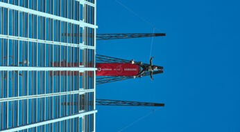 Matthias Malmedie beim 5G Jump-Sprung vom Berliner Park-Inn-Hotel.