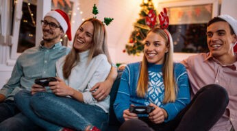 vier freund:innen zocken an weihnachten gemeinsam