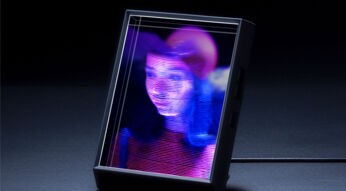 Das Bild einer Frau wird als Hologramm in dem speziellen Bilderrahmen "Looking Glass Portrait" dargestellt.