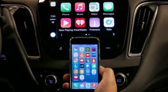 iPhone und CarPlay-Display im Auto