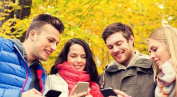 Freunde zocken am Smartphone.