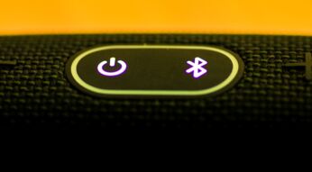 Die Tasten eines JBL-Lautsprechers