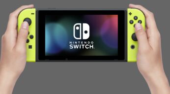 Zwei Hände halten eine Nintendo Switch