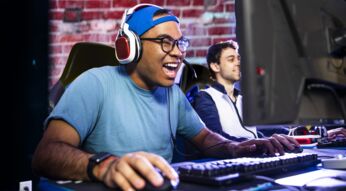 Ein junger Mann spielt am Computer