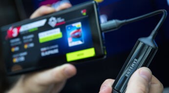 Hand hält Samsung Galaxy Note 9 und Kabel vor Bildschirm