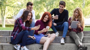 Freunde spielen gemeinsam Gartic Phone