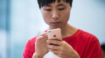 Mann nutzt ein iPhone