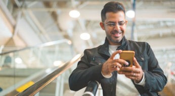 Mann nutzt sein iPhone am Flughafen als Pass