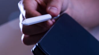 Mann verbindet einen Apple Pencil 2 mit einem iPad Pro