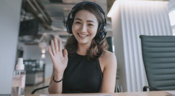 Frau im Kamerabild einer Webcam.