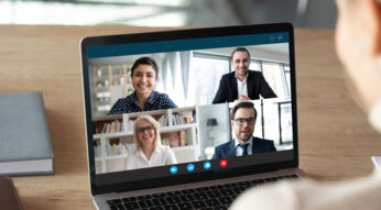 Frau führt Videocall am Laptop