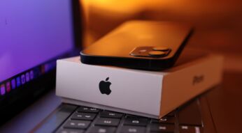 iPhone 12 liegt auf der Verpackung.