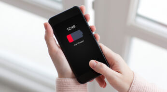 Frau muss ihren iPhone-Akku kalibrieren