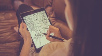 Frau nutzt statt Procreate für Android eine andere Zeichen-App.