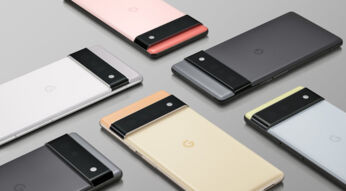 Google Pixel 6 Rückseite in verschiedenen Farben auf grauer Oberfläche