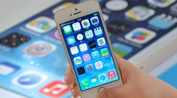 Hand hält iPhone 5s mit Daumen auf Fingerabdrucksensor