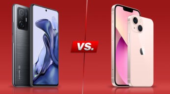 Xiaomi 11T und iPhone 13 von vorne und hinten vor rotem Hintergrund