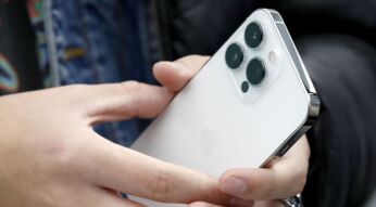 Hand hält das iPhone 13.