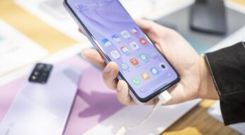 Eine Männerhand hält das Redmi Note 11.