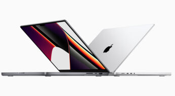 Zwei Modelle des MacBook Pro 2021, von vorn und hinten