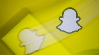 Snapchat-Logo vor einem Smartphone-Display