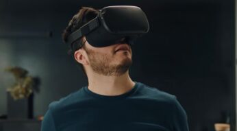Ein Mann mit der Oculus Quest 2