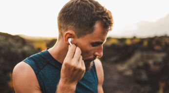 Mann hat AirPods Pro im Ohr.