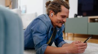 Mann mit Smartphone in der Hand