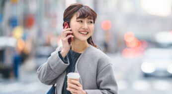 Frau telefoniert mit dem Smartphone.
