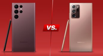 Smartphones Galaxy S22 Ultra und Galaxy Note20 Ultra von hinten nebeneinander mit S Pen