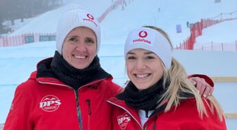 Noemi Ristau und Paula Brenzel in Skianzug