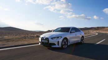 Ein BMW fährt auf einer Straße