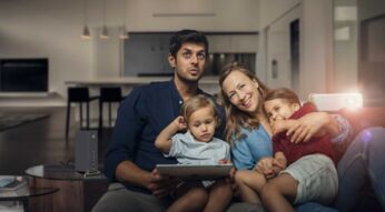 Eine Familie nutzt Vodafones Gigabit-Tarif