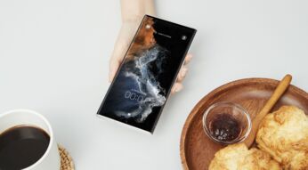 Hand hält das Galaxy S22 Ultra von Samsung.