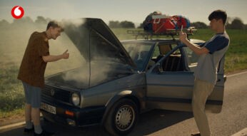 Zwei Brüder haben im neuen TV-Spot von Vodafone zur GigaZuverlässig 30 Jahre Mobilfunk im Vodafone-Netz eine Autopanne und schicken ihrem Vater ein Foto davon