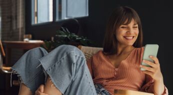 Frau schaut auf ihren Twitter-Thread am Handy.