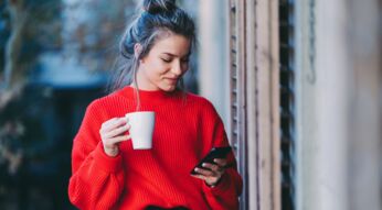 Frau schaut auf ihr iPhone.