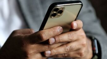 Mann hält iPhone 13 Pro Max in der Hand.