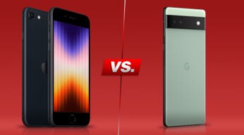 Smartphones iPhone SE und Pixel 6a nebeneinander vor rotem Hintergrund