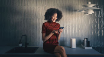 Eine Frau schaut auf ihr Smartphone