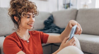 Eine Frau schaut auf ihr Android-Smartphone