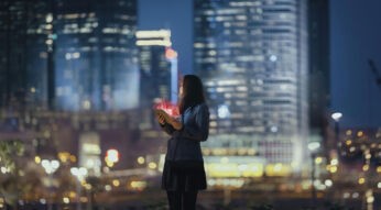 Eine Frau steht vor der Skyline einer Stadt